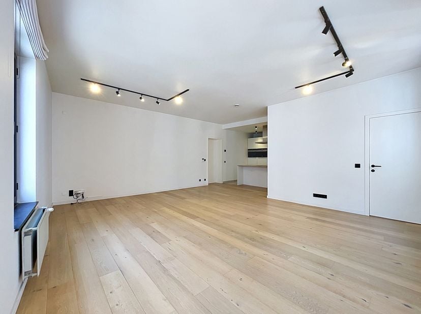 BEZOEK ENKEL AANVRAGEN VIA IMMODAVINCI.BE<br />
LIGGING<br />
Dit appartement geniet van een uitzonderlijke ligging in het historische centrum van Gen