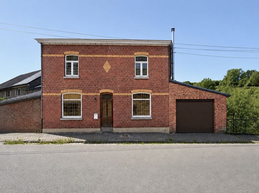 SOUS-SOL de ±31m² :<br />
- Hall de ±3m² sur béton,<br />
- Cave 1 de ±10,5m² sur béton,<br />
- Cave 2 de ±13,5m² sur béton,<br />
REZ DE CHAUSSÉE de