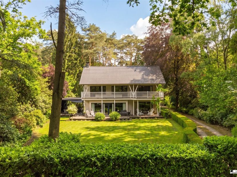 Villa exclusive sur un généreux terrain de 3.000 m² adjacent à une réserve naturelle unique<br />
Au coeur de la prestigieuse Kalmthout, à côté d'une