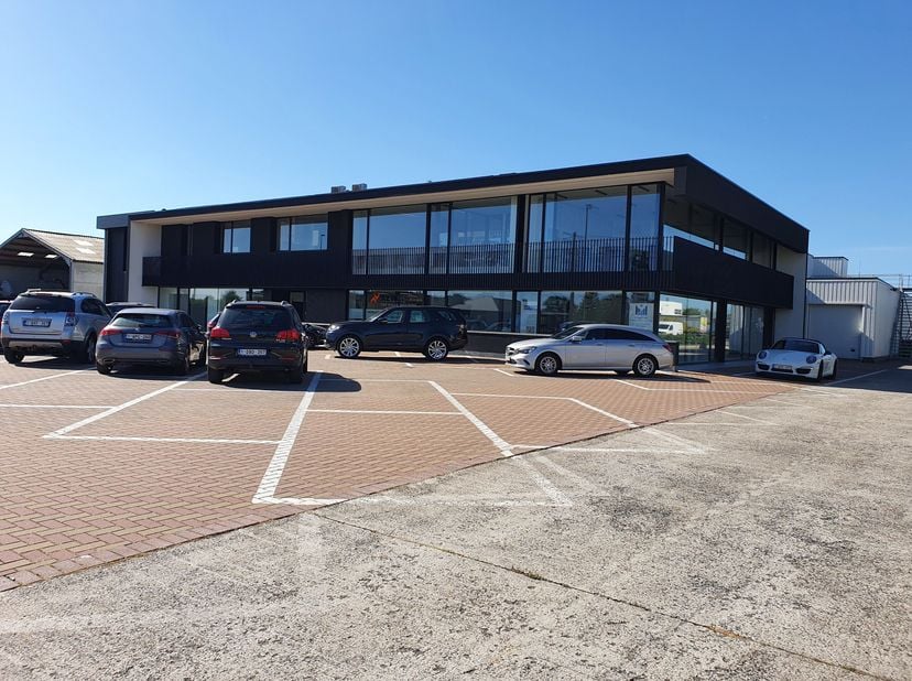 Ces bureaux à louer facilement accessibles sont situés près de l'entrée et de la sortie de l'E17 et à proximité de l'importante route d'accès N60 à Ga