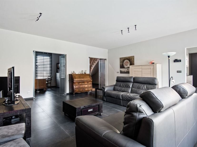 Deze woning is gelegen aan de Oostmallebaan 124A in Zoersel, centraal tussen het centrum van Oostmalle en Zoersel. De woning bevindt zich in een groen