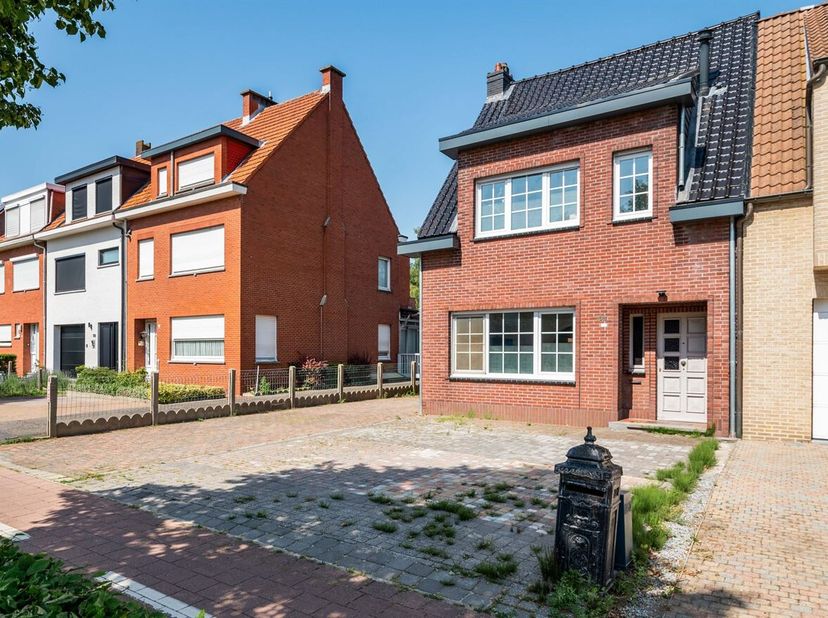 Te renoveren woning met 4 slaapkamers, ruime tuin en garage te Brasschaat <br />
Op een gegeerde locatie in Brasschaat bevindt zich deze te renoveren