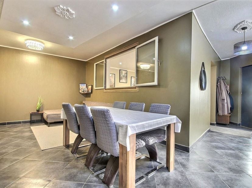 Maison familiale 4 chambres avec grand garage attenant et cour