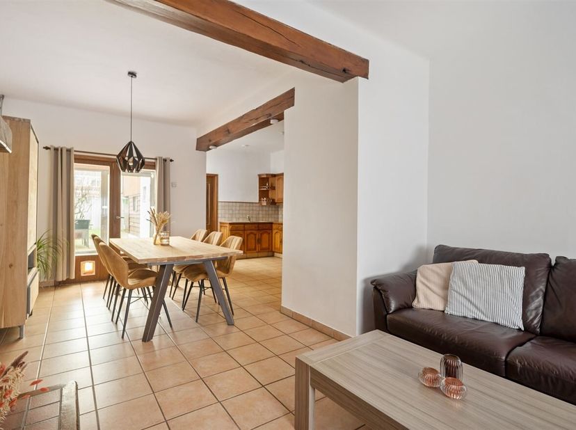 Te renoveren eengezinswoning met vier slaapkamers en tuin<br />
Ligging:<br />
Deze woning aan Bredestraat 17 in Hemiksem geniet van een strategische