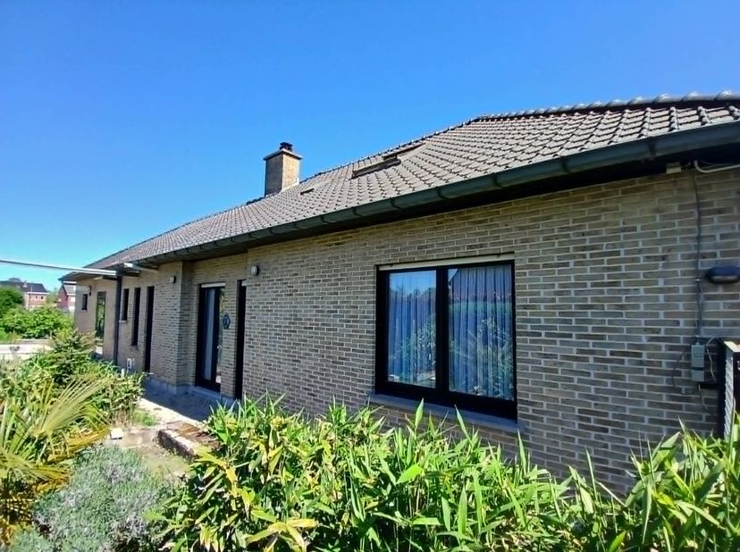 Verkoop zonder Immo/ Uit ter hand te koop, rechtstreeks van eigenaar. <br />
Goed onderhouden instapklare bungalow, gelegen in een rustige straat op k