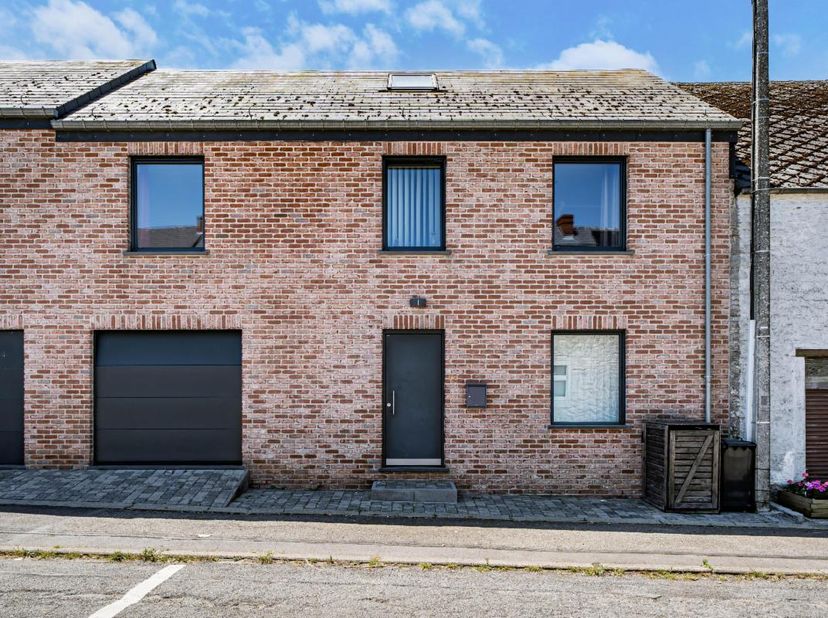 MAISON D'HABITATION PASSIVE 2 FACADES AVEC GARAGE ET JARDIN<br />
<br />
Bonne maison d'habitation totalement PASSIVE quasi zéro déchets (2009) - jard