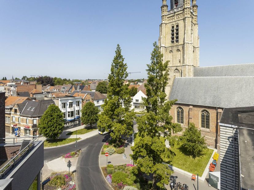 Nabij de Sint-Michielskerk vinden we deze prachtige penthouse terug. De penthouse beschikt over een totale grondoppervlakte 151m²met een subliem, zuid
