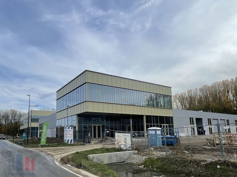 KMO-unit metopslag/ showroom&amp;nbsp;en kantoor te koop. Strategisch gelegen op de voormalige site van de papierfabriek Catala in Drogenbos, aan de zuidr