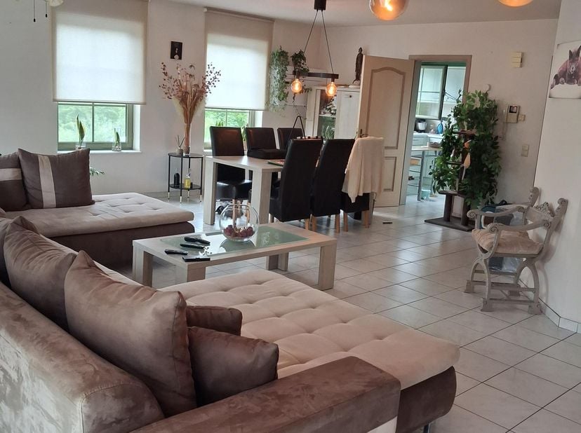 Instapklaar, ruim en lichtrijk appartement met 2 slaapkamers en grote dubbele autostaanplaats te koop in Boom.<br />
Dit appartement is gelegen op de