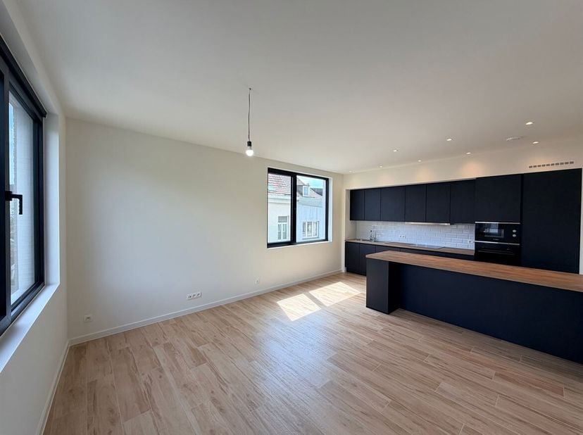 Ruim 1 slaapkamer appartement met gezellig terras!<br />
Ligging: Gelegen in de Seefhoek, vlakbij winkels, horeca, invalswegen en openbaar vervoer.<br
