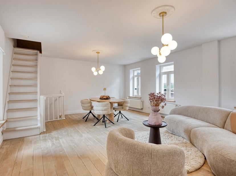<br />
Deze prachtige stadswoning aan de Naamsesteenweg 21 geniet van een topligging in het centrum van Sint-Truiden. Deze instapklare woning is ideaa