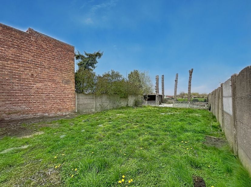 Verder te renoveren woning met veel potentieel in Adegem, gelegen op een rustige locatie met tuin en uitzicht op de velden. Op korte afstand van het c