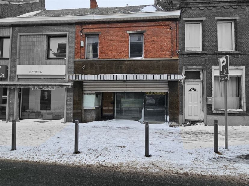 Prix: Offre à partir de 90.000 euros, frais d'agence non inclus et à charge de l'acquéreur.<br />
Dans le centre de Dour, maison de commerce + habitat