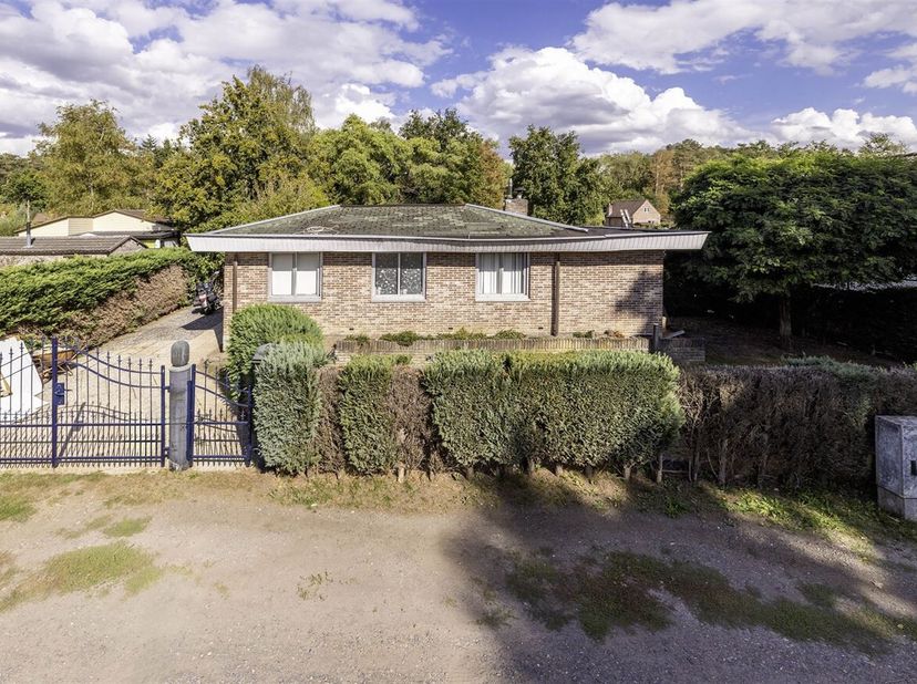Rustig gelegen vakantiewoning te Herselt, vlakbij het natuurgebied Langdonken.<br />
Deze vakantiewoning op 535 m² beschikt over:<br />
- Woonkamer me