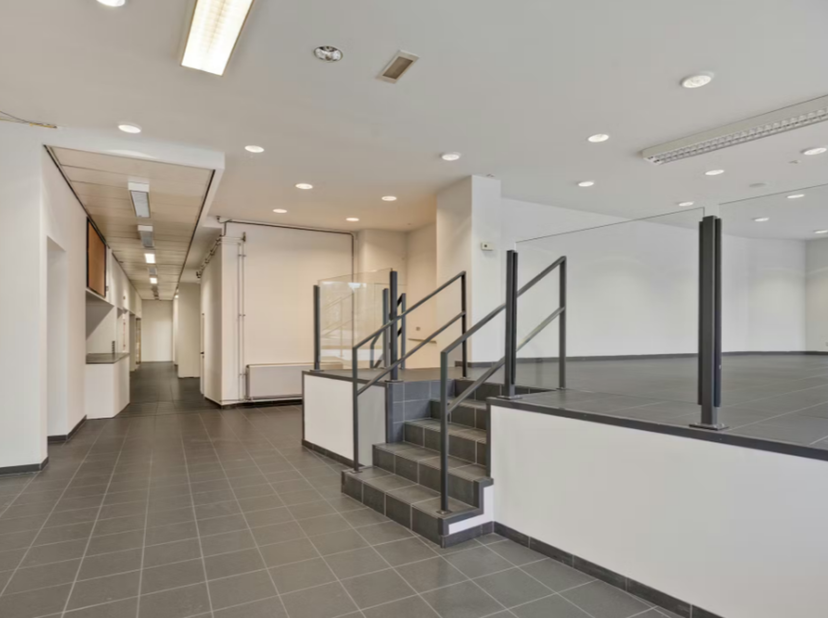 Zichtlocatie binnen de kleine ring<br />
Deze instapklare commerciële ruimte van 428 m² ligt in het bruisende centrum van Hasselt, binnen de kleine ri