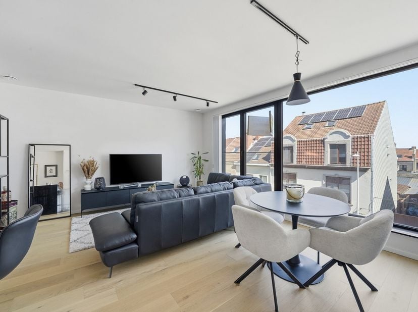 Dit recent appartement met twee slaapkamers, gelegen in Bredene, werd gebouwd in 2025 en is voorzien van de modernste technieken.<br />
<br />
De lich