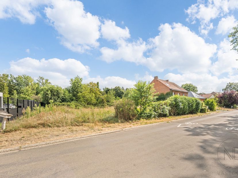 Op een uitzonderlijke locatie in de Kneippstraat te Genk, pal grenzend aan het prachtige natuurreservaat De Maten, vindt u deze twee bouwgronden voor