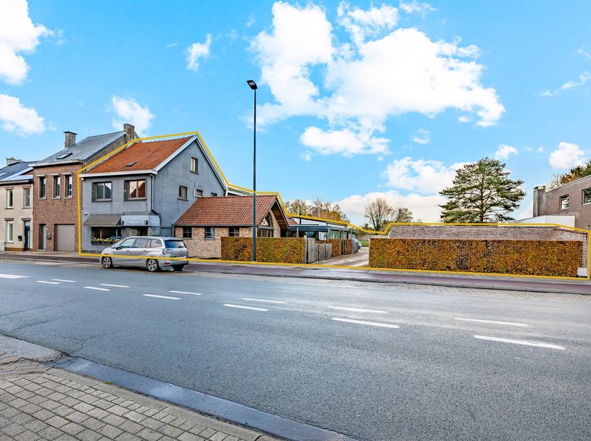 Ontdek deze uitzonderlijke overnamekans van een gerenommeerd restaurant/brasserie gelegen langs één van de belangrijkste invalswegen van Aalst, dichtb