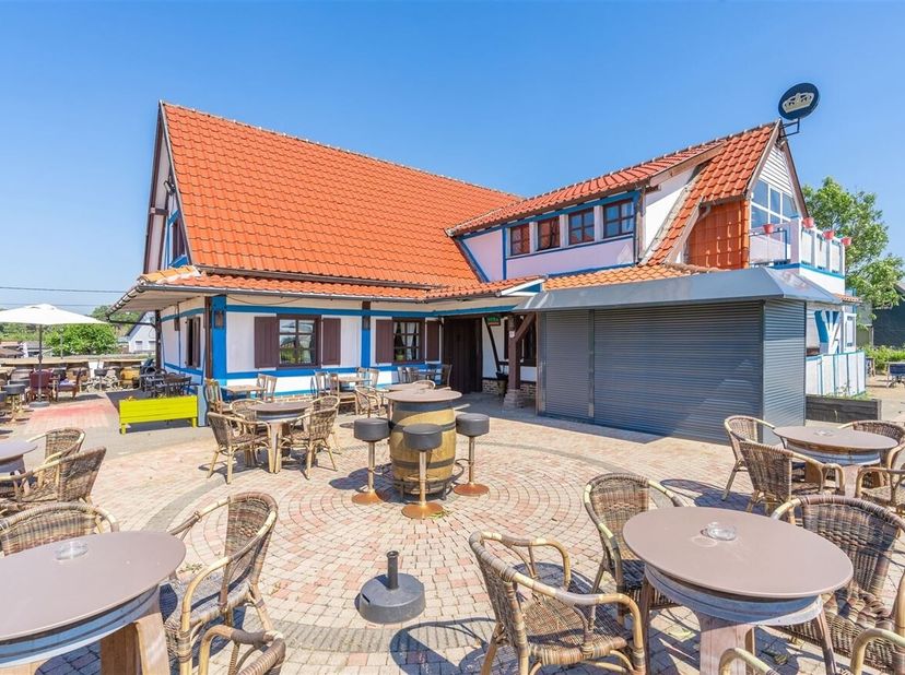 Interessant investeringspand met uitstekende zichtlocatie aan de Maastrichtersteenweg in Maaseik<br />
Ligging: De Maastrichtersteenweg is een belangr