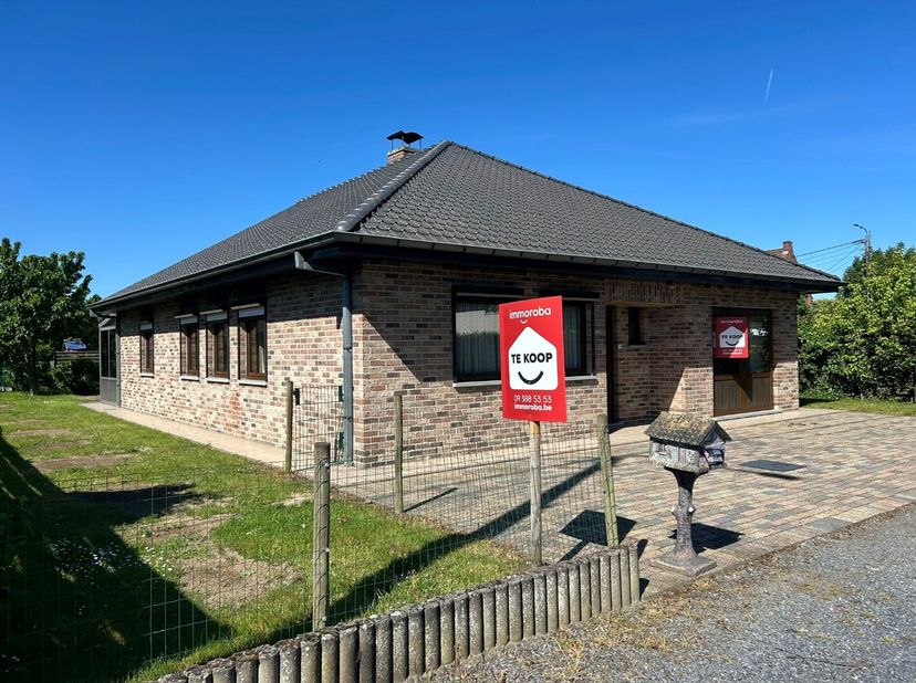 Goed gelegen, open bebouwing met alles op het gelijkvloers: inkom, toilet, ruime living, praktische keuken, wasplaats, badkamer, grote slaapkamer en m