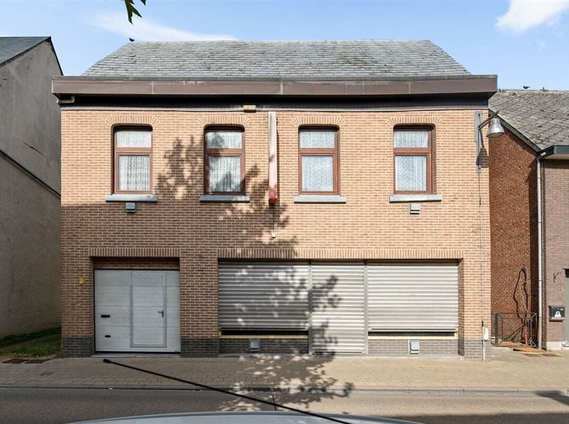 Immeuble commercial entièrement rénové avec locaux d'habitation, situé dans un endroit privilégié près du centre de la charmante Schriek, avec des mag