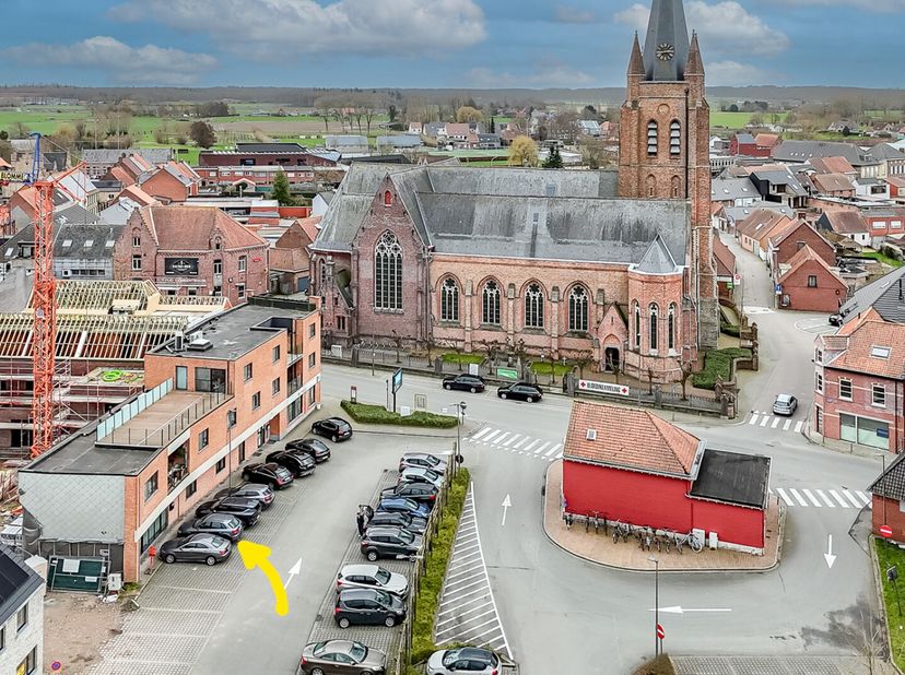 Gelegen op een absolute topligging, pal op het marktplein van Ruddervoorde, vindt u dit recent gebouwd en instapklaar bureau dat uitstraling, comfort