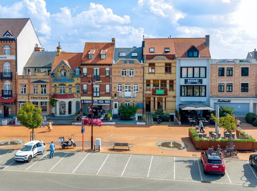 Op een van de meest zichtbare locaties van De Haan bevindt zich dit volledig gerenoveerde karakterpand met uitzonderlijk veel mogelijkheden. Vandaag i