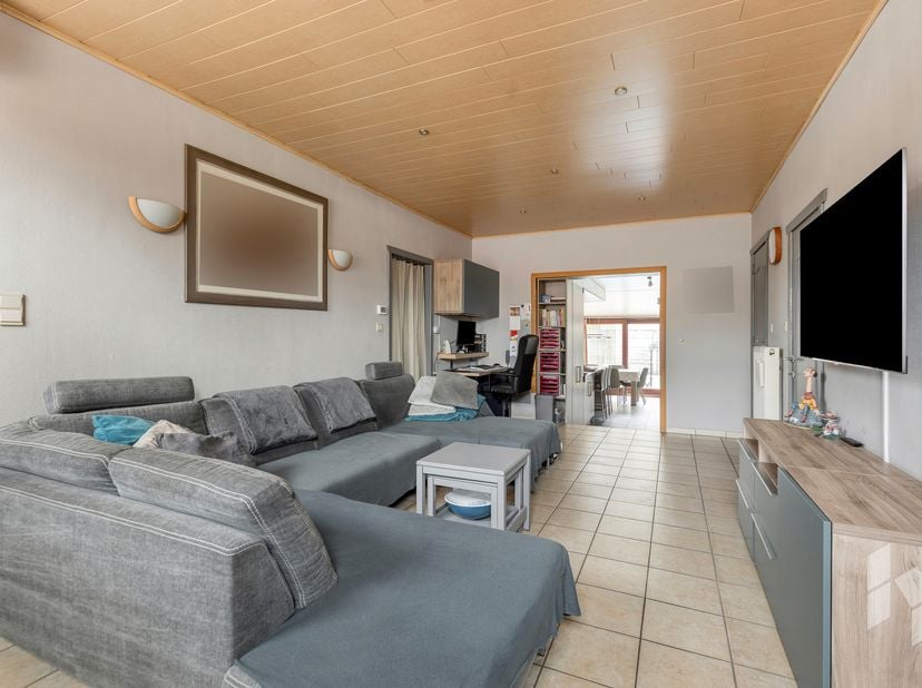 Instapklare woning ( 176m²) met 3 slaapkamers, een zwembad, garage en carport op een hoekperceel van 872 m² in een rustige omgeving.<br />
INDELING:<b