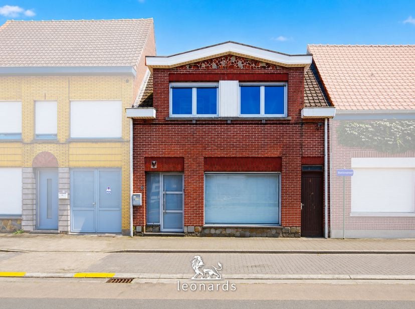 Op zoek naar een centraal gelegen woning met verrassend veel ruimte in Wachtebeke? Deze eigendom in de Stationsstraat bevindt zich op een absolute top