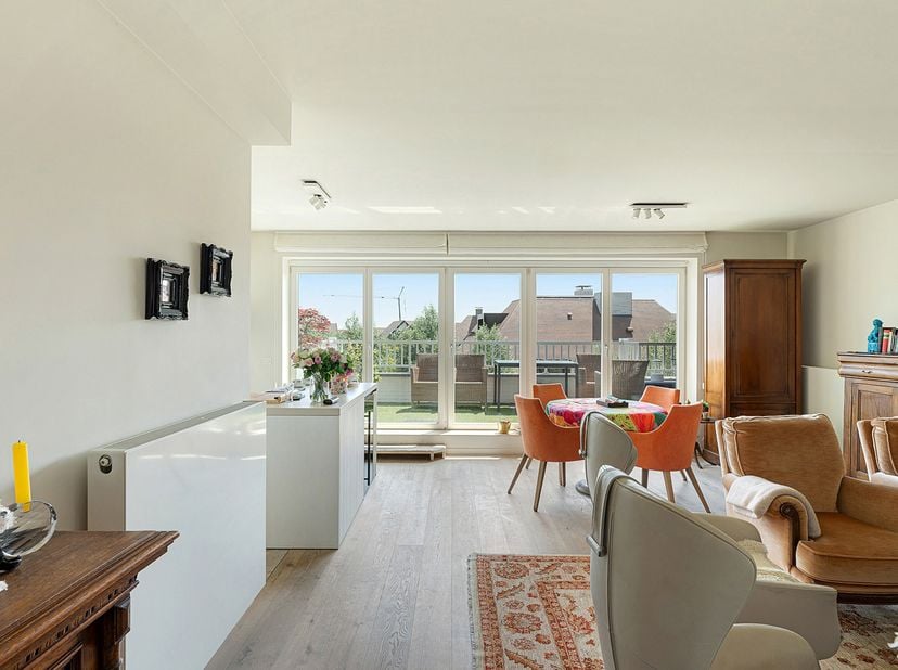In de gegeerde wijk Duinenwater, uitstekend gelegen in een kleinschalige villaresidentie, bevindt zich dit recente appartement van 2016 met een aangen