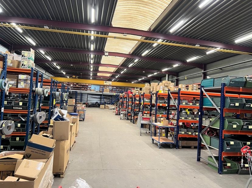 Op het bedrijventerrein Stadsheide, net buiten Hasselt en omgeven door een rustige, bosrijke omgeving, bevindt zich deze industriële unit die kracht,