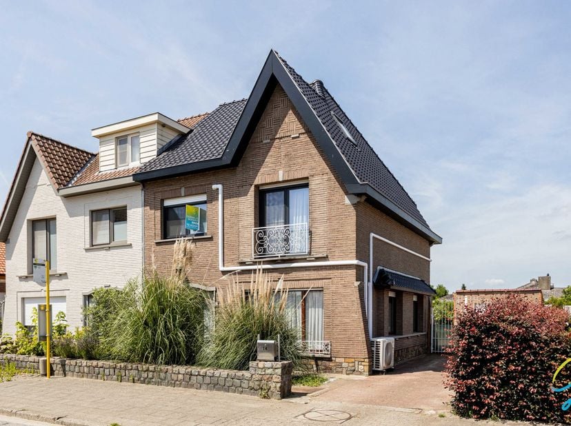 Instapklare, recent gerenoveerde woning in Wichelen<br />
Ontdek deze instapklare en recent gerenoveerde gezinswoning, rustig gelegen in Wichelen.<br