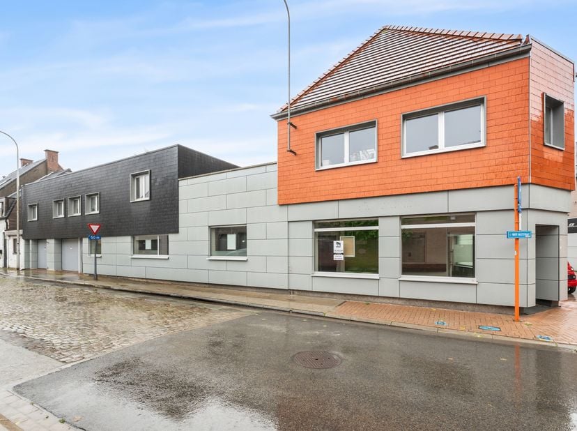 Instapklare kantoor-, handels- of praktijkruimte met twee verhuurde appartementen en twee garages op een uitstekende locatie nabij het winkelcentrum,
