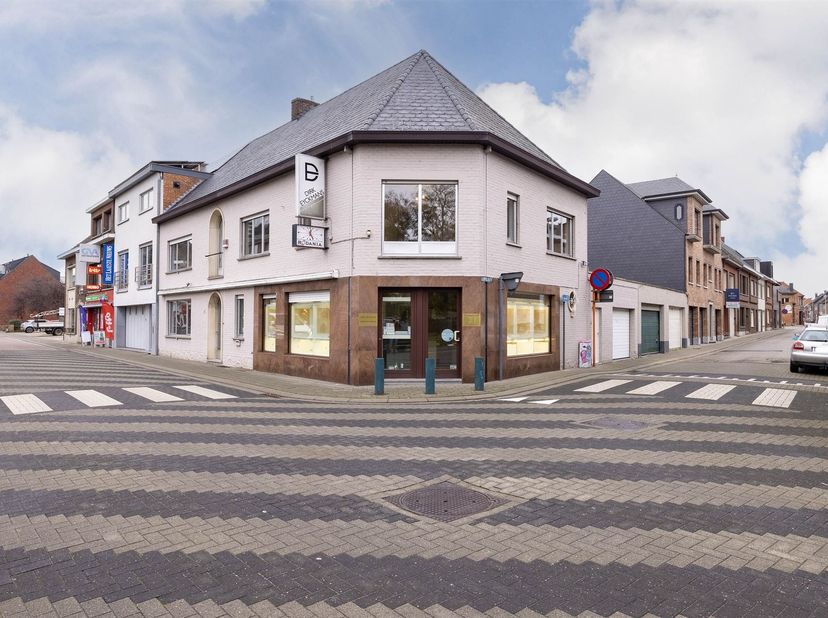 Ruime woning in het centrum van Herenthout<br />
<br />
Het handelshuis is centraal gelegen in het centrum van Herenthout, met alle faciliteiten op