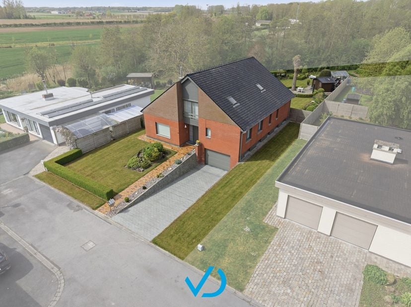 In een aangename woonwijk in Elverdinge bevindt zich deze verzorgde gezinswoning op een ruim perceel. Dankzij de ligging in een rustige straat zonder