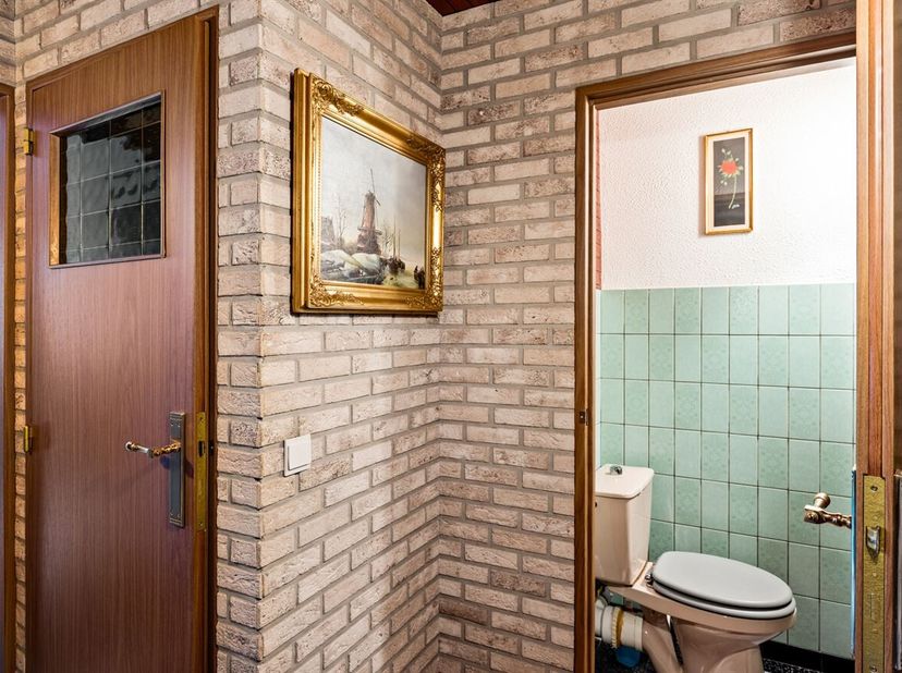 Ligging: <br />
Rustig én centraal gelegen in een gegeerde residentiële wijk, vlakbij de Groenendaallaan en Bredabaan. Scholen, winkels, horeca en ope