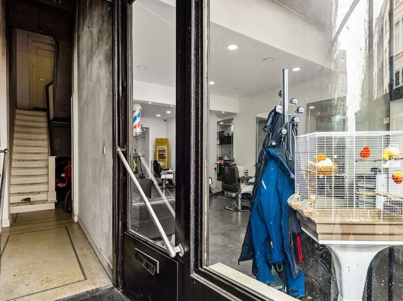 Situation : Cet immeuble commercial est à vendre dans la Brederodestraat et jouit d'une situation très centrale avec beaucoup de passage et avec des m