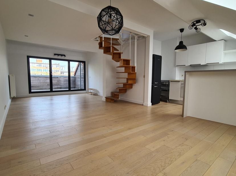 IXELLES - A 2 pas de la place du Châtelain - rue Franz Merjay - Au dernier étage d'un petit immeuble. Très bel appartement duplex qui se compose d'un