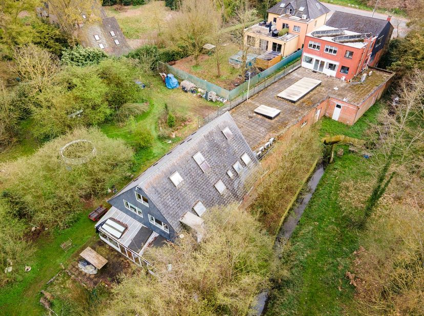 Eigendom met 4 entiteiten op ruim perceel van 11.019m²  in Muizen (Mechelen)<br />
Op een rustige locatie bevindt zich deze eigendom op een diep perc