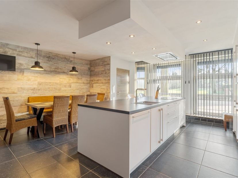 Gerenoveerde gezinswoning met 3 slaapkamers in het mooie As <br />
Ligging: <br />
Gelegen aan de Steenweg in As, met een vlotte bereikbaarheid naar a