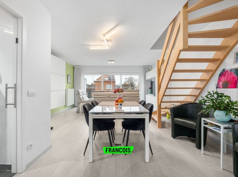 Ce magnifique duplex se situe dans une résidence récente et à taille humaine (2016) et allie confort moderne et emplacement calme et agréable.<br />
E