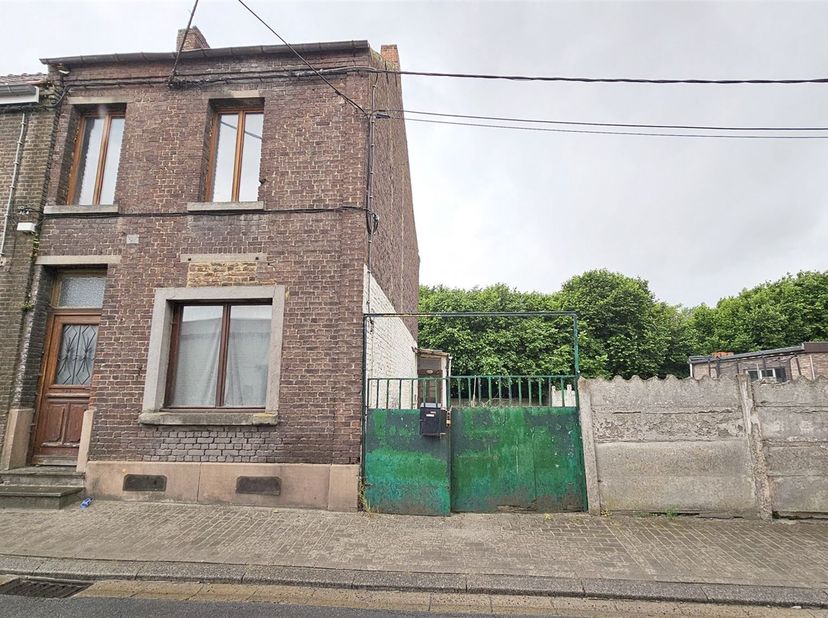 Prix: Offre à partir de 70.000 euros, frais d'agence non inclus et à charge de l'acquéreur.<br />
<br />
Maison 3 façades à restaurer comprenant: <b