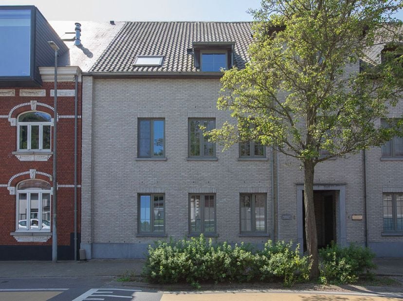 LUXE APPARTEMENT -<br />
Luxe appartement, instapklaar met een bewoonbare oppervlakte van +/- 120 m².<br />
Dit luxueus afgewerkt en rustig gelegen du