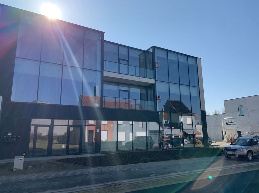 Nieuwbouw kantoorruimte van 236 m² te huur&amp;nbsp;in nieuwbouwproject 'Nelca-Zuid' te Lendelede. Commercieel gelegen tussen Kortrijk en Roeselare en zee