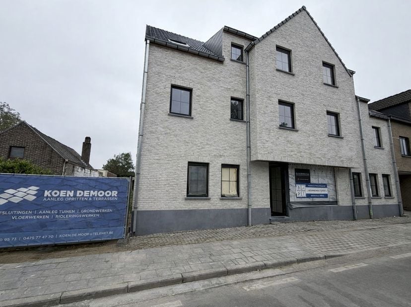 Dit nieuwbouwappartement maakt deel uit van een kleinschalige residentie in centrum Nazareth.&amp;nbsp;Dankzij de centrale ligging bevindt u zich op wande