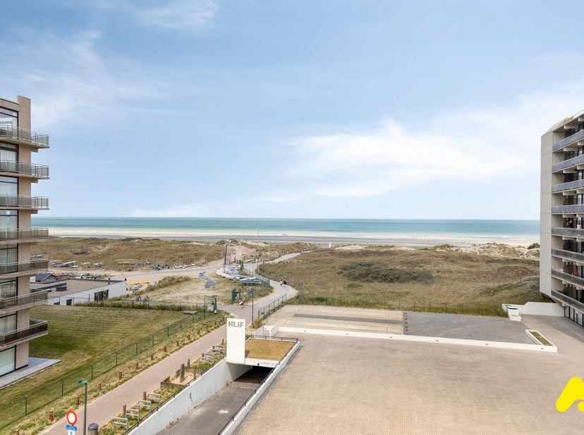 Dit smaakvol en kwaliteitsvol gerenoveerd hoekappartement bevindt zich op een toplocatie, met een adembenemend frontaal zicht op zee. De zuidwestelijk