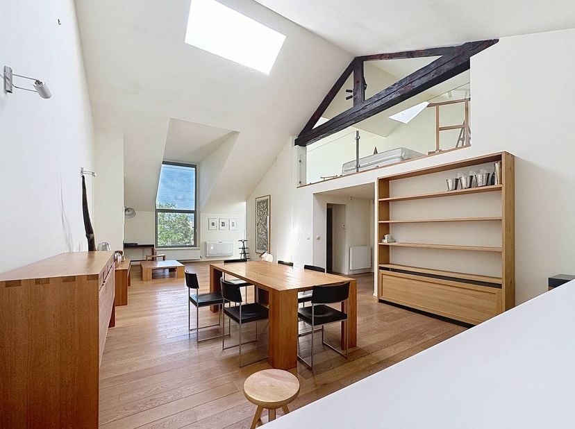 Zeer centraal gelegen nabij Stefania en Louiza, op de Charlerloisesteenweg 25, te Sint-Gillis, karaktervol appartement te koop van ± 160 m², op de 3de