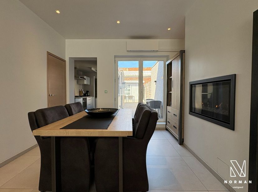 Welkom in deze werkelijk instapklare, kraaknette woning met 3 slaapkamers!<br />
We komen de woning binnen via een mooie hall die toegang geeft tot de