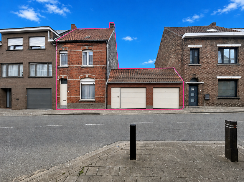 Centraal gelegen woning op een mooi zuidoost gericht perceel van 993m² bestaande uit een inkomhal, leefruimte met eet-en zithoek, ruime uitgeruste keu