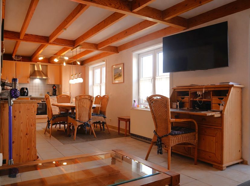 Deze gemeubelde vakantiewoning is gelegen in het rustige vakantiepark Zeepolder II in De Haan op een eigen perceel van 213 m². <br />
De woning biedt